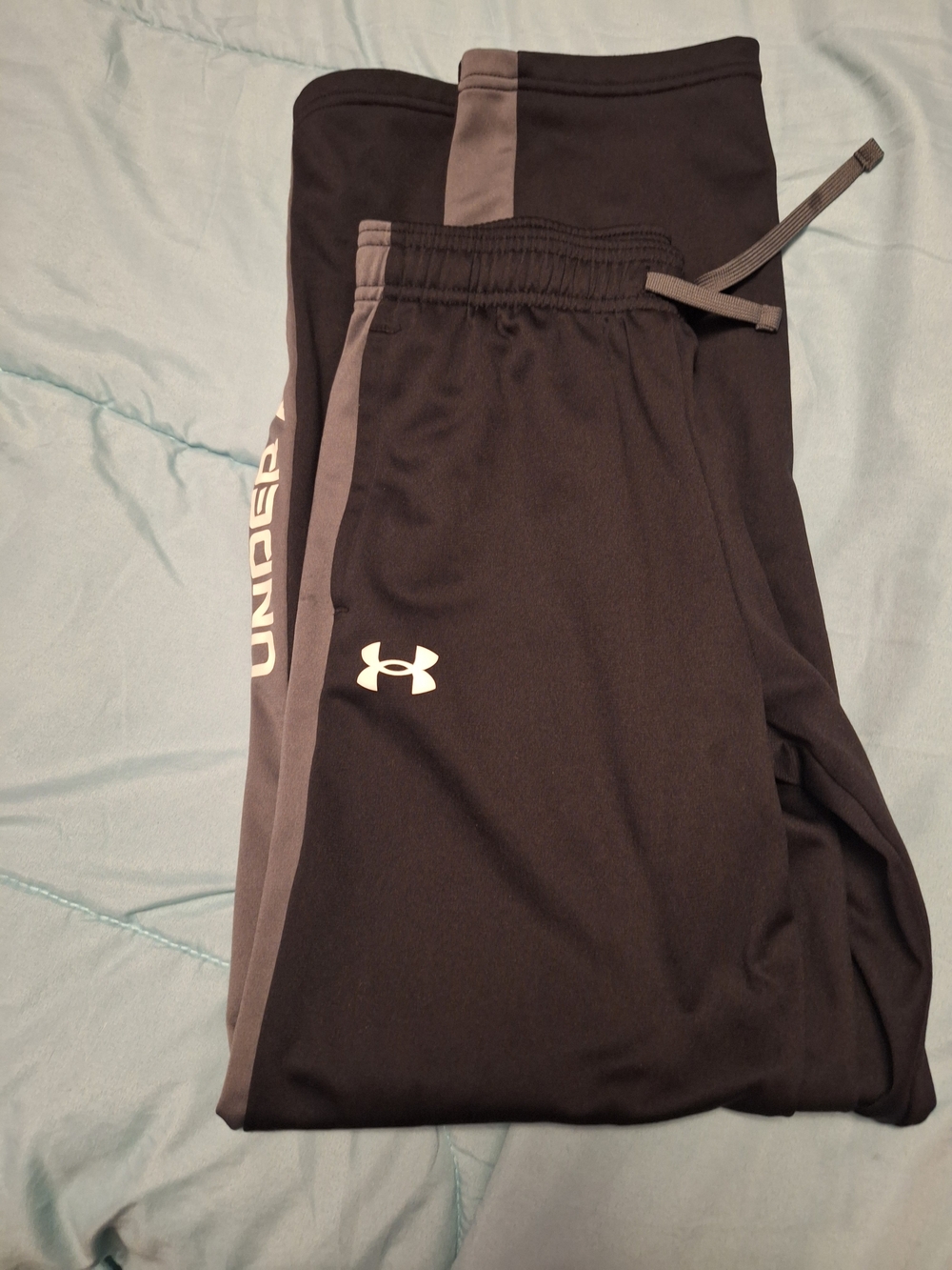 Youth Large Under Armour Black & Gray Athletic Track Pants. Like NEW!